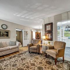 Charming 2BR - Antique Cottage