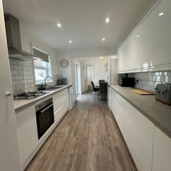 3 bed Spacious House with Parking