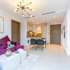 Veluxa - Colorful 2BHK next to Downtown