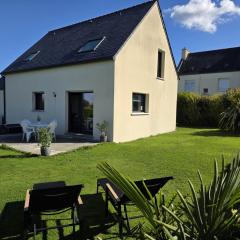 maison moderne avec jardin clos proche commerces et plages