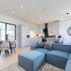 Elliot Oliver - Stylish and Comfortable 3 Bedroom Town House with En-suites to all Bedrooms and within a Short Walk to the Town Centre