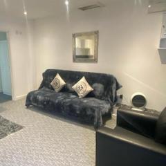 3 Bed Apartment - Sleeps 6 - Free Parking Wifi