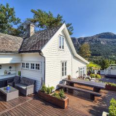 Stunning Home In Vikebygd With House A Mountain View