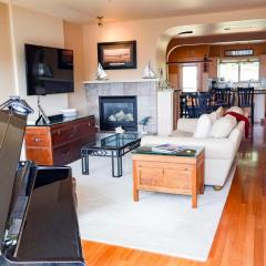 Stunning Oceanview Townhouse Walk to Seawall, Shops & Depoe Bay Dining