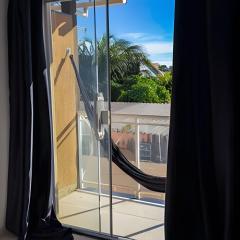 Casa Amarela Itaúna 4min da Praia que ocorre o WSL, 1min da pista de skate do LS, pracinha com parque infantil, quadra de futebol, tudo isso a 1 min da duplex, perto do comércio, wi-fi super rápido, estacionamento gratuito, monitoramento 24hrs