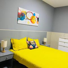 Large 1 bedroom Apt with sofa bed 6 min walk from the beach