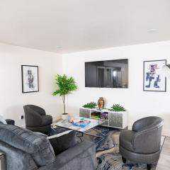 Stylish Downtown Apt - Workspace - Games - Parking