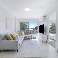Spacious 3-Bed Coorparoo Apartment