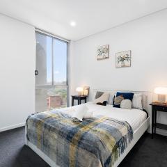 Bright & Airy 2BR - Steps to Station & Westfield