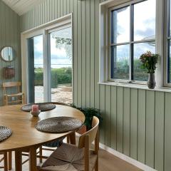 Nyrenoveret Sommerhus Med Havudsigt Ved Hesselager