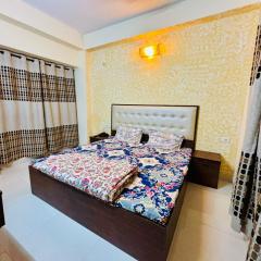 Shree dhaam Vrindavan luxury apartment near Premanand maharaj marg & Prem mandir