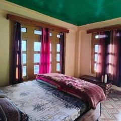 Iris cafe and cozy stay