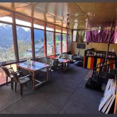 Iris cafe and cozy stay