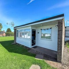 Beautiful Chalet In The Seaside Village Of Scratby, Norfolk Ref 51054S
