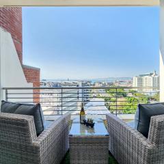 2-Bed Dockside Apartment with Balcony Pool Gym