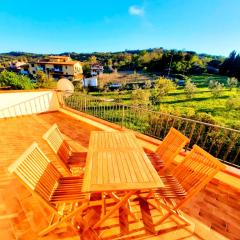 Incantevole appartamento, completo e confortevole con ampia terrazza privata e vista sulle colline Toscane, a pochi chilometri dal mare, vicino ai percorsi per bici della zona