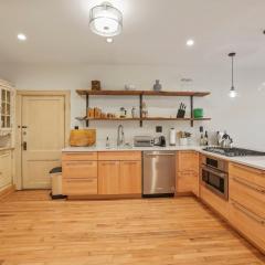 Spacious Historic 8-Bedroom Manor in Short North - Perfect for Large Groups