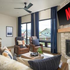 Lodge 212 Brand New LUXE Designer Home and Hot Tub