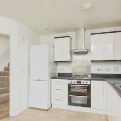 Family Home 3 bed 3 bath with parking Garden
