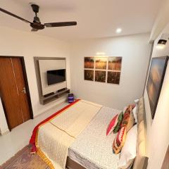 Couple Canvas- Luxurious 1-BHK Peaceful Apartment