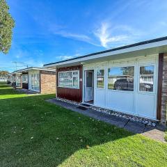 Beautiful Chalet With Free Wifi Nearby Hemsby Beach In Norfolk Ref 59096S