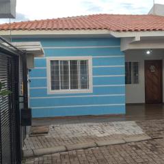 Casa em condomío, bem localizada