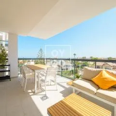 Cobalt Canvas Residence, Luxury Seaview Flat, by OYOOSTAYS