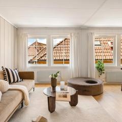 Modern & Historic 6-Bedroom Apartment Bryggen