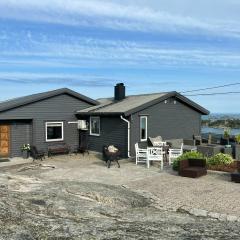 Beautiful Cabin With Ocean View In Lyngmyr
