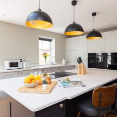 Modern 5-Bedroom Retreat Nr Coast