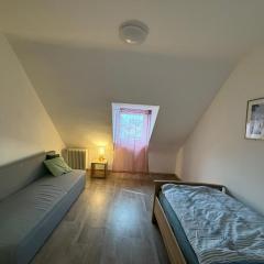 Zimmer mit Sofa & Gemeinschaftsbad