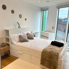 Spacious 2 Bedroom - Terrace - Gym- Free Undergound Parking- Central Manchester