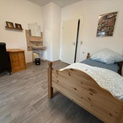 Das einfache Zimmer mit Gemeinschaftsbad