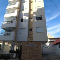 cód 139 - Belo apartamento á 200m do mar