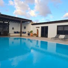 Villa Nazoly, Oasis de Tranquilidad con Piscina Privada en el Corazón de Lanzarote