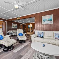 Coastal Haven Cottage- Beach, Shopping, Fun