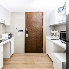 Stylish 2BR Beach Condo Pools Gym S5503