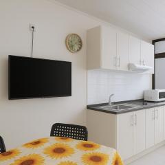 Apartamento con jardín y pequeña piscina privada para refrescarse