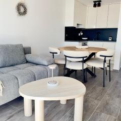 Modern 3 Bedroom Apartment with Seaview, 150m from the beach & free parking spot
