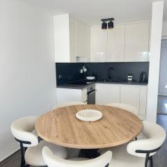 Modern 3 Bedroom Apartment with Seaview, 150m from the beach & free parking spot