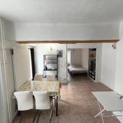 Apppartement dans maison avec terrasse plein sud , Netflix, parking et fibre