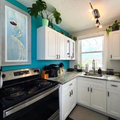 Charming suite with private deck Downtown FMB