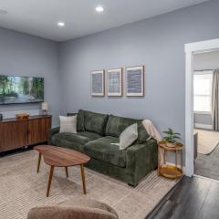 Walnut Hills, 5min to UC, Sleeps 7ppl, Lux Beds, Smart TVs