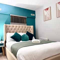 Stylish 2-Bed Apartment by Leeds Train Station with City View