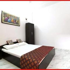 HOTEL D-S - RESIDENCY - Near Kasi Vishwanath Temple #Fully Air Conditioning -Free Wifi -Parking -Room Service #Best Hotel In Varanasi