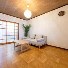 玉出中 Guest House! 便利な南海線駅から徒歩4分 リフォームした一軒家を貸し切り 無料駐車場付き 4min walk from Subway Sta 5 beds 10 ppl