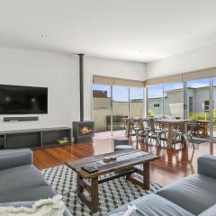 Coastal Comfort, Just a Ocean Glimpse Away Torquay