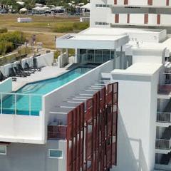 Home To Holiday at Kensington Apartment