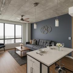 Bright 2BR Apt Pool, Gym Walkable Area
