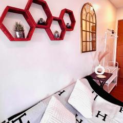 Minimalist Condo near NAIA Free Netflix Pool Balcony